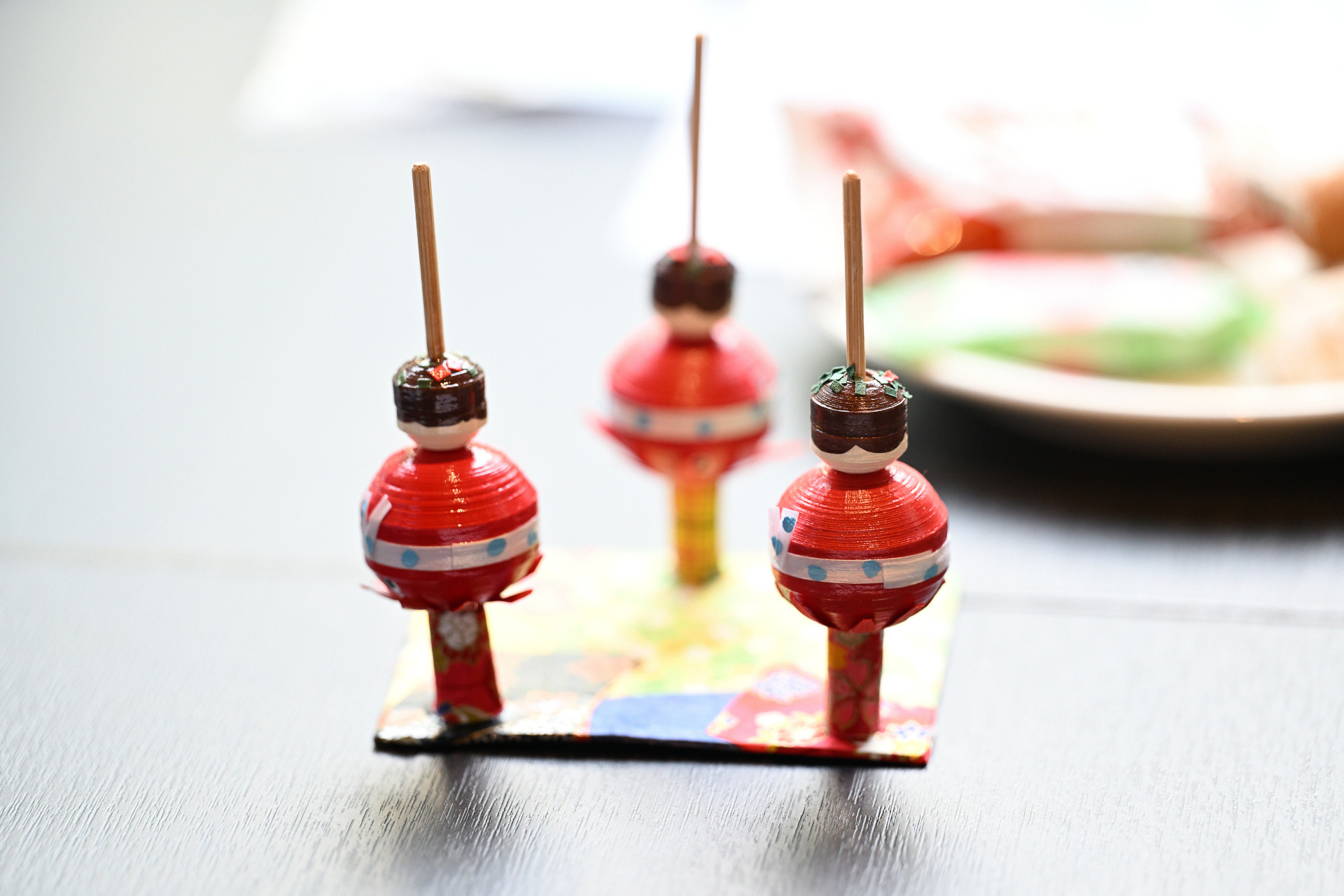 京都の伝統産業「京こま」は、ホテルインターゲート大阪 梅田オリジナルでたこ焼きをモチーフにした「ご当地こま」制作体験（2200円）や、大阪大阪南西部「和泉国（いずみのくに）」で制作されたとんぼ玉の歴史を正当に継承した技法や技術・材料で制作された「和泉蜻蛉玉」を使ったブレスレット作り（2500円）などが楽しめる