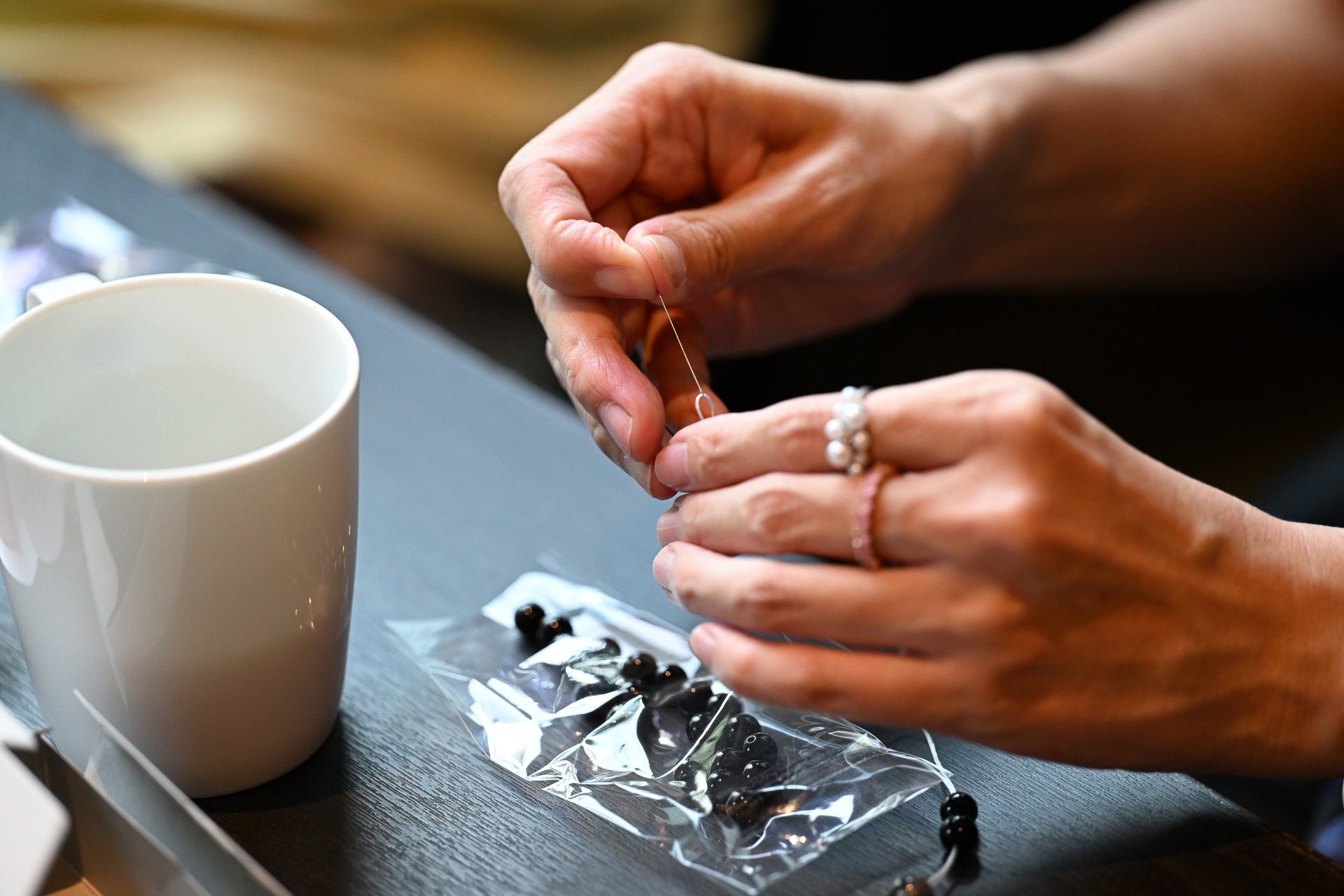 京都の伝統産業「京こま」は、ホテルインターゲート大阪 梅田オリジナルでたこ焼きをモチーフにした「ご当地こま」制作体験（2200円）や、大阪大阪南西部「和泉国（いずみのくに）」で制作されたとんぼ玉の歴史を正当に継承した技法や技術・材料で制作された「和泉蜻蛉玉」を使ったブレスレット作り（2500円）などが楽しめる