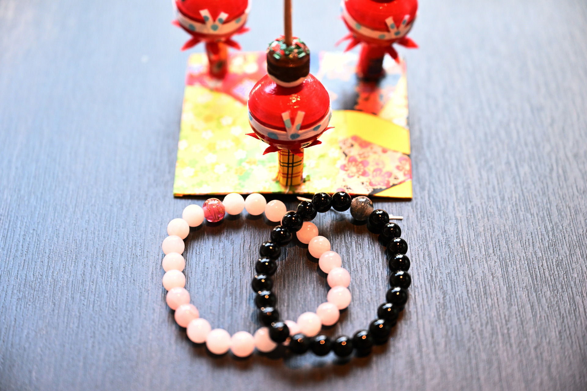 京都の伝統産業「京こま」は、ホテルインターゲート大阪 梅田オリジナルでたこ焼きをモチーフにした「ご当地こま」制作体験（2200円）や、大阪大阪南西部「和泉国（いずみのくに）」で制作されたとんぼ玉の歴史を正当に継承した技法や技術・材料で制作された「和泉蜻蛉玉」を使ったブレスレット作り（2500円）などが楽しめる