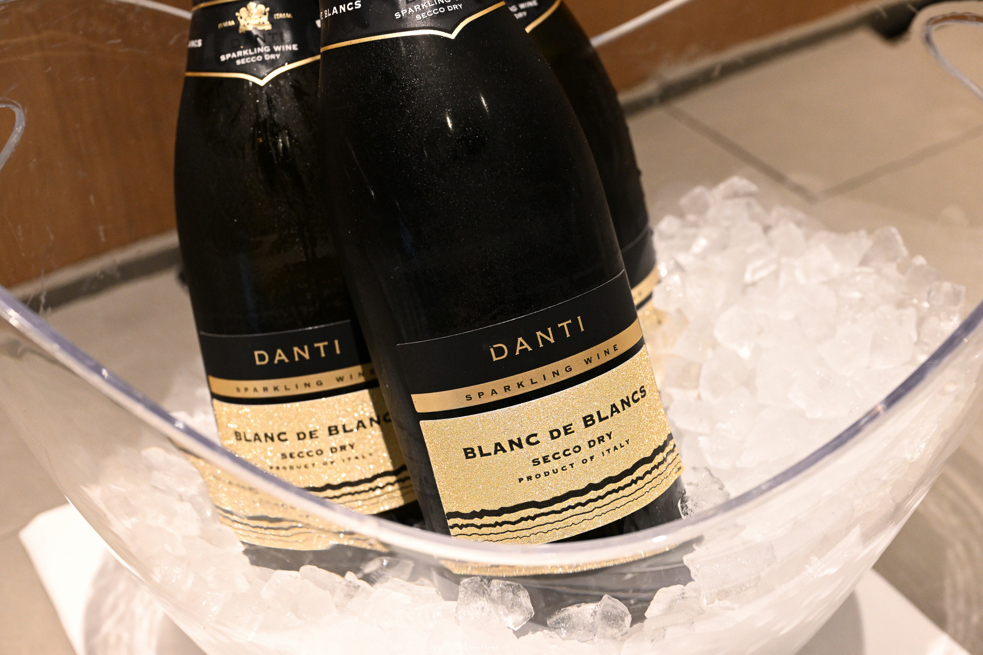 15時～20時はアフタヌーンサービスで焼き菓子をお茶請けにティータイム、そして17時～19時はハッピーアワーとしてワインやオリジナルカクテルを楽しむことができる