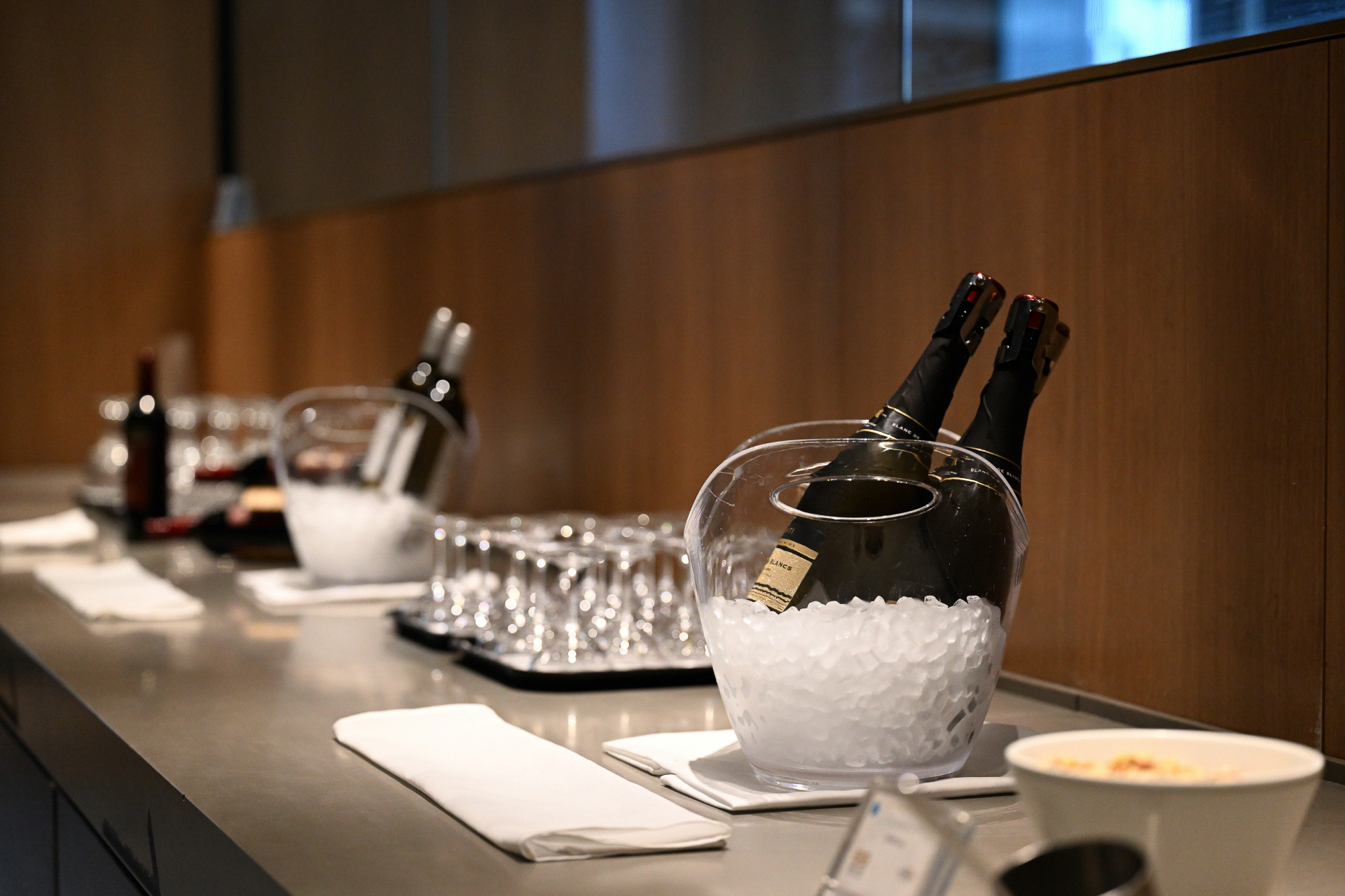 15時～20時はアフタヌーンサービスで焼き菓子をお茶請けにティータイム、そして17時～19時はハッピーアワーとしてワインやオリジナルカクテルを楽しむことができる