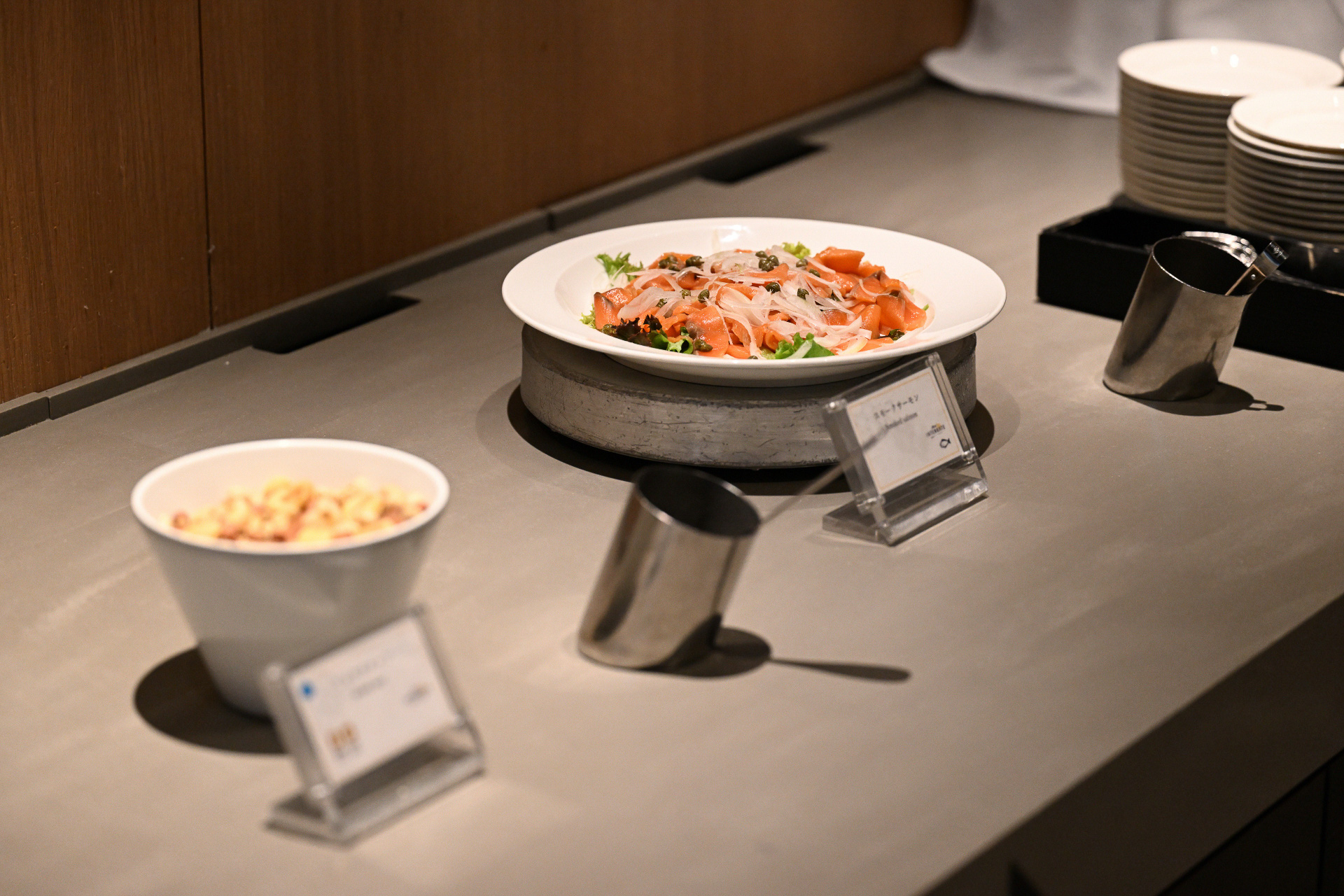 15時～20時はアフタヌーンサービスで焼き菓子をお茶請けにティータイム、そして17時～19時はハッピーアワーとしてワインやオリジナルカクテルを楽しむことができる