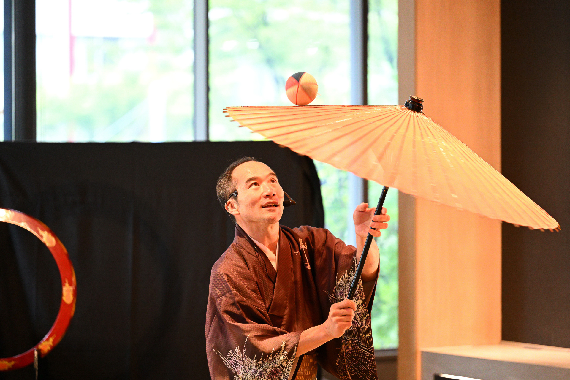 第1弾は、太神楽曲芸師の豊来家大治朗氏が登場。英語と日本語交えた15分のパフォーマンスに、多くを占めた外国人客は大盛り上がり。毎月第2木曜に2回（17時30分～17時45分、18時45分～19時）開催する予定だ