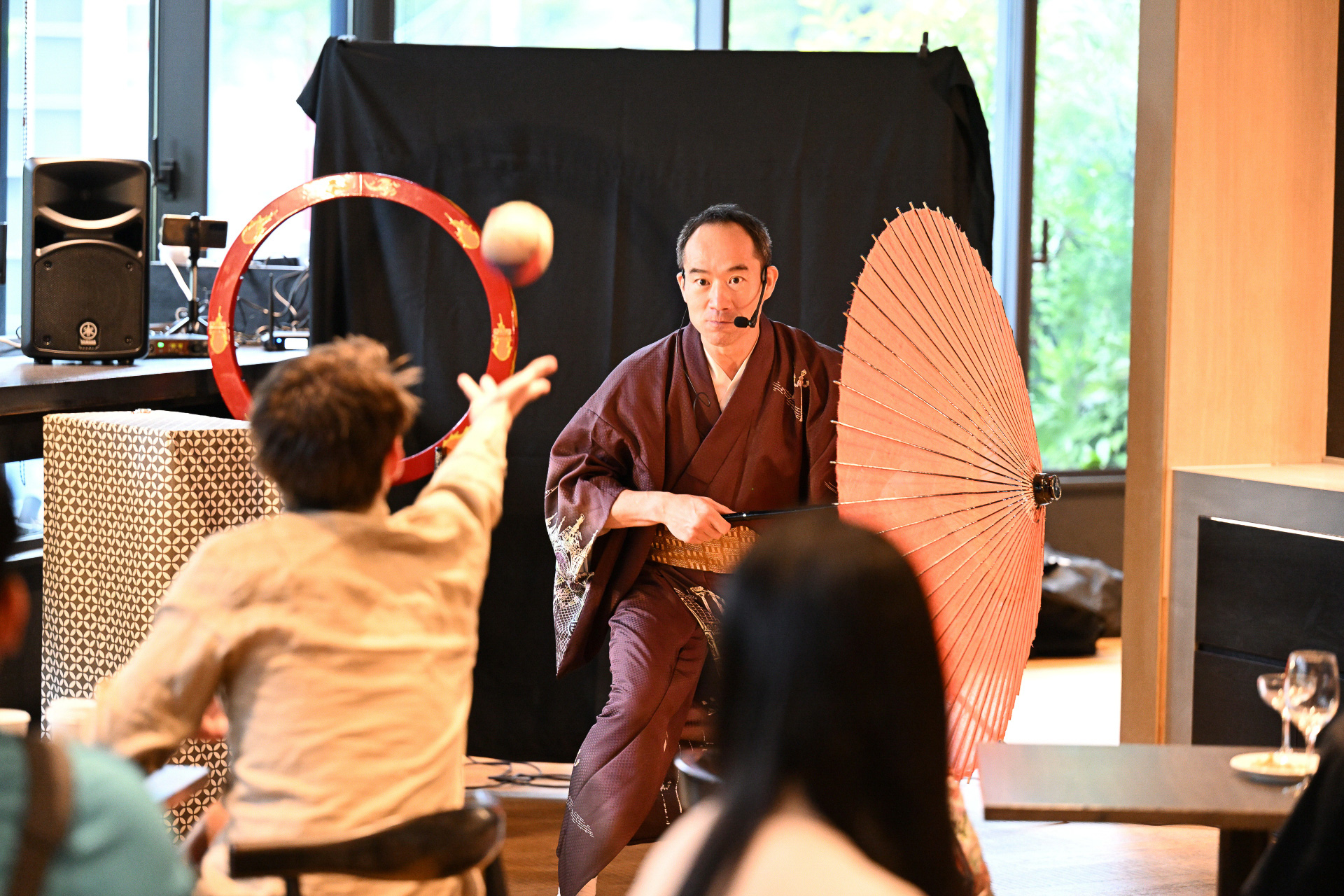 第1弾は、太神楽曲芸師の豊来家大治朗氏が登場。英語と日本語交えた15分のパフォーマンスに、多くを占めた外国人客は大盛り上がり。毎月第2木曜に2回（17時30分～17時45分、18時45分～19時）開催する予定だ