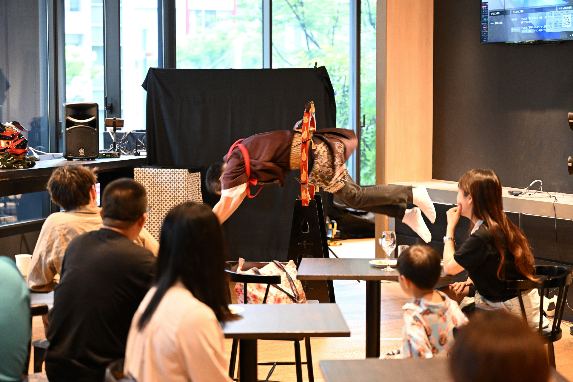 第1弾は、太神楽曲芸師の豊来家大治朗氏が登場。英語と日本語交えた15分のパフォーマンスに、多くを占めた外国人客は大盛り上がり。毎月第2木曜に2回（17時30分～17時45分、18時45分～19時）開催する予定だ