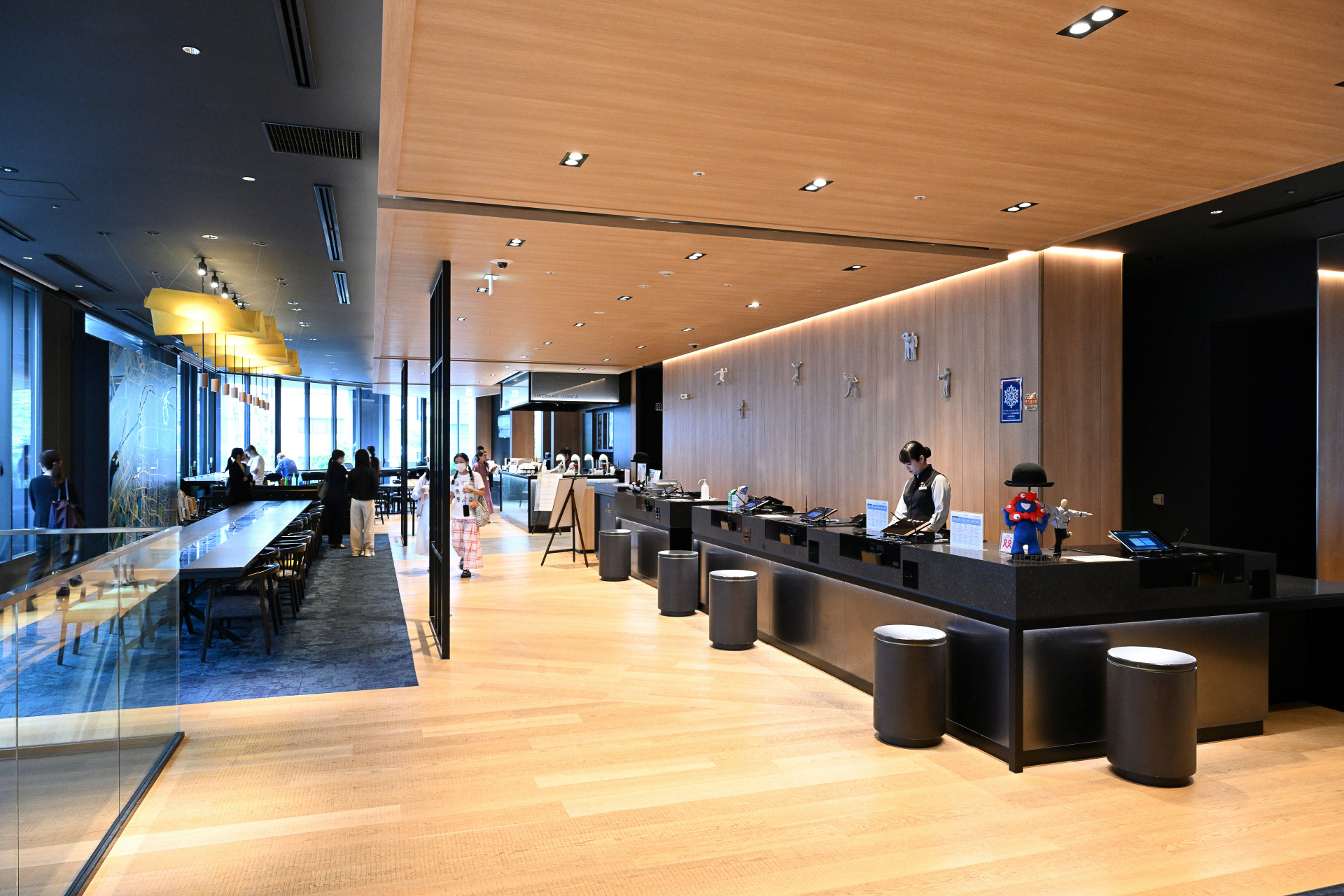 2階のロビーフロアは、梅田の喧騒から切り離された落ち着いた雰囲気をまとっている