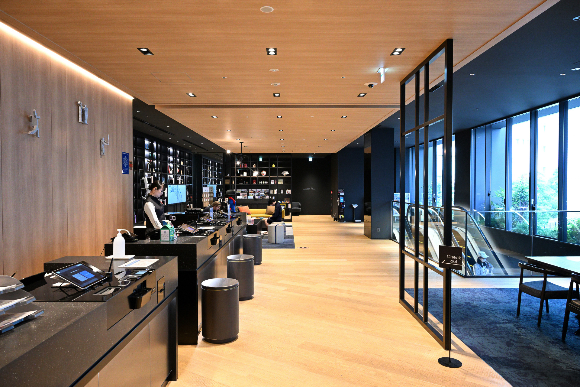 大阪の自然・都市・人と文化・上方芸術・うまいもん・粋と笑いの6つをテーマにしたローカルバリューギャラリーをはじめ、アクティブアートウォールなど、大阪の今と昔、伝統文化などの情報にアクセスできるパブリックスペース