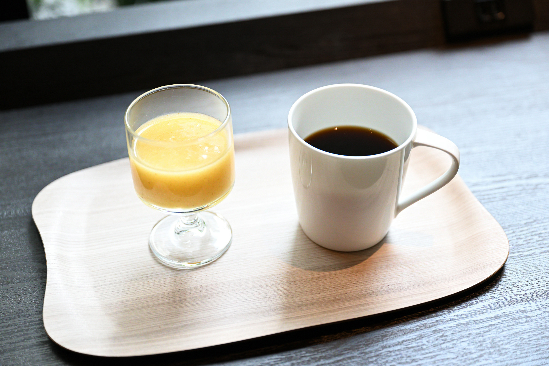 6時～7時に無料で提供する「こだわりのコーヒー＆スムージー」で目覚めの一杯。コーヒーは長年地元大阪で愛されるヒロコーヒーと山本珈琲の2ブランドと提携