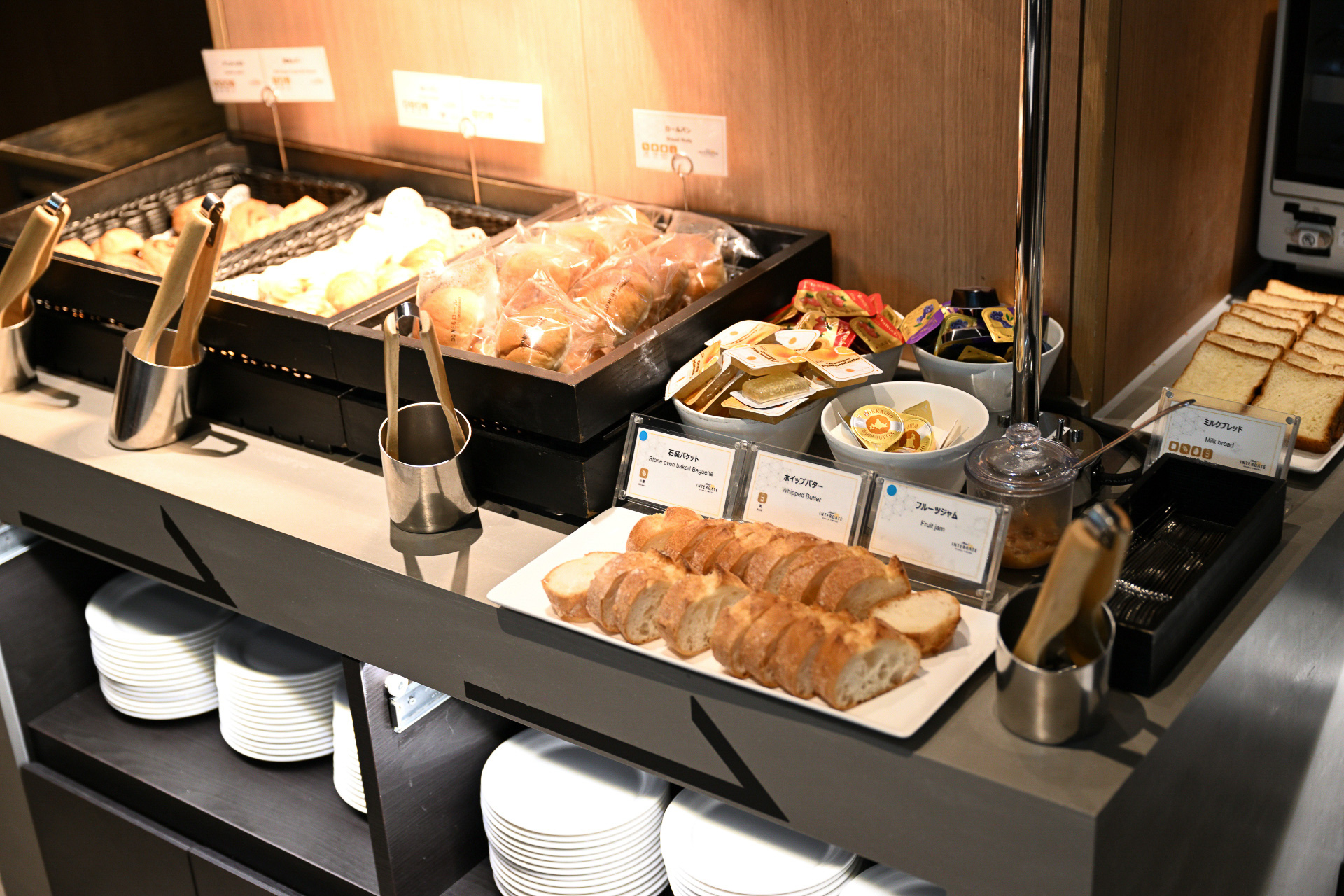 7時～10時30分は有料の朝食ビュッフェを提供する。焼きたてパンをはじめとした季節の野菜などを含め約50種類以上のメニューが並ぶ。地産地消を意識した食材選びが特徴的だ