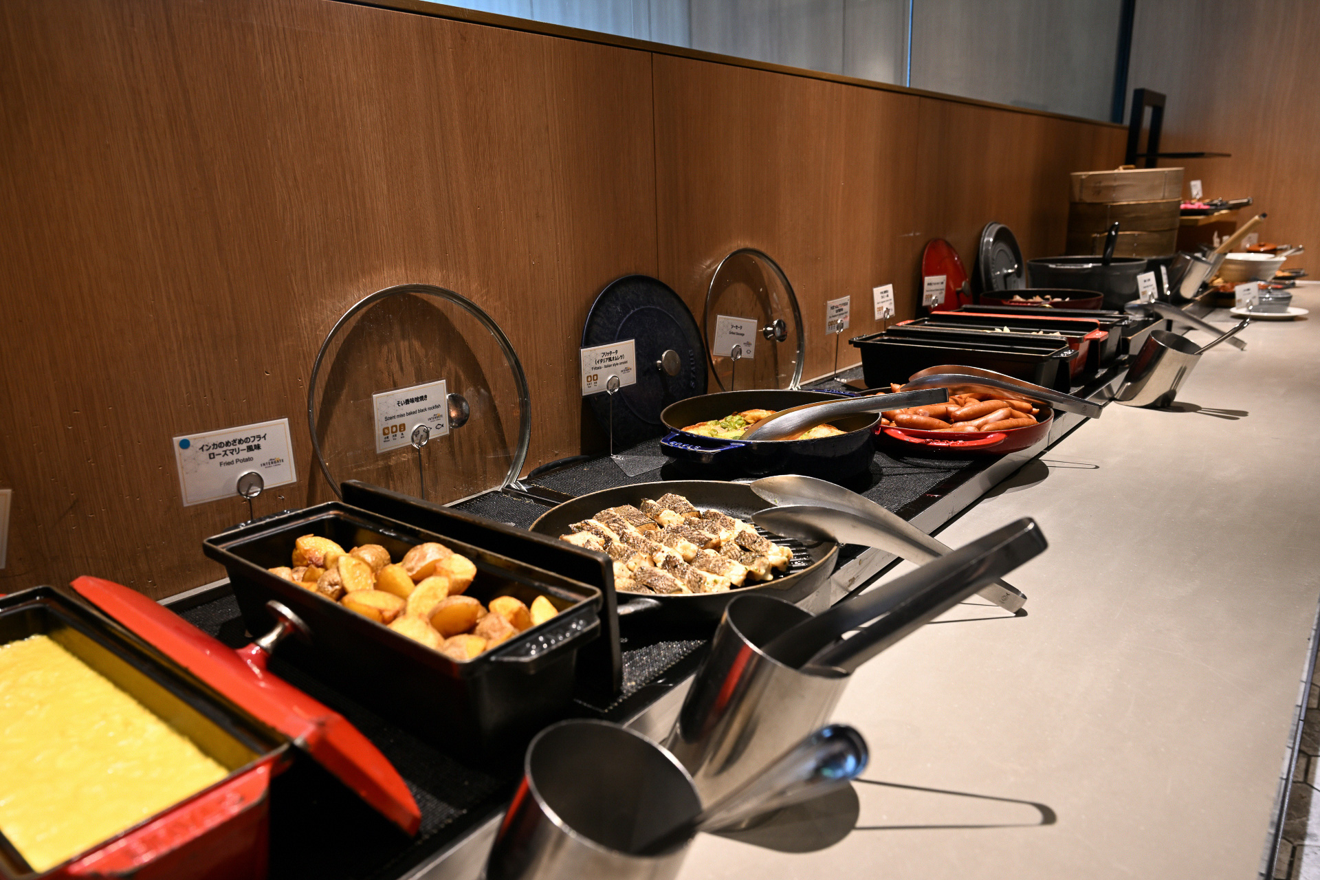 7時～10時30分は有料の朝食ビュッフェを提供する。焼きたてパンをはじめとした季節の野菜などを含め約50種類以上のメニューが並ぶ。地産地消を意識した食材選びが特徴的だ