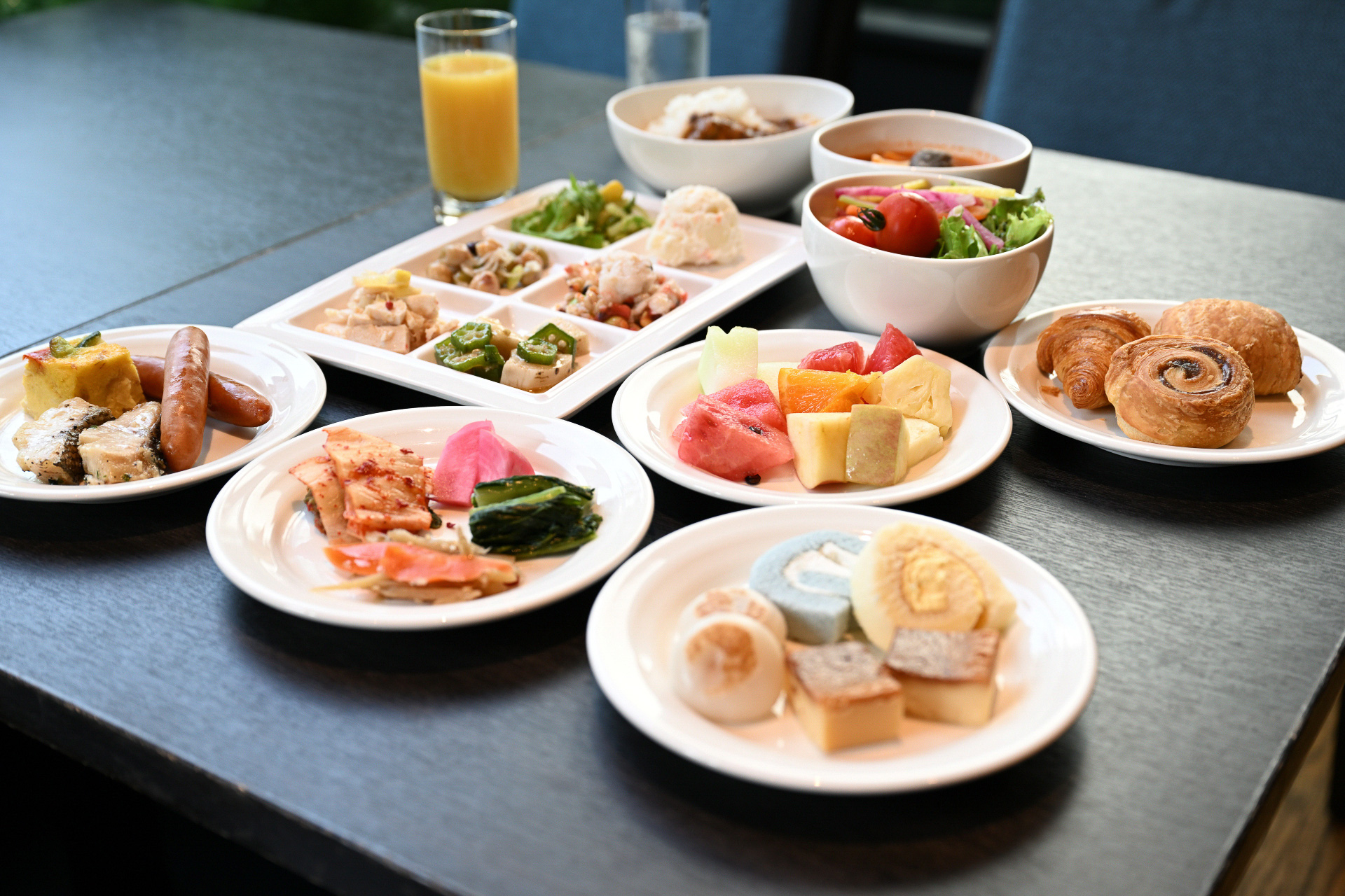 7時～10時30分は有料の朝食ビュッフェを提供する。焼きたてパンをはじめとした季節の野菜などを含め約50種類以上のメニューが並ぶ。地産地消を意識した食材選びが特徴的だ