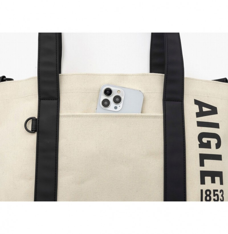ラバーブーツを思わせる帆布調とラバー調の異素材を組み合わせたトートバッグ「AIGLE TOWN⇔OUTDOOR TOTE BAG BOOK」。サイズは約34～48×15×32cm（幅×奥行き×高さ）、取り外し可能なショルダーストラップの長さ115cm、チャームは青