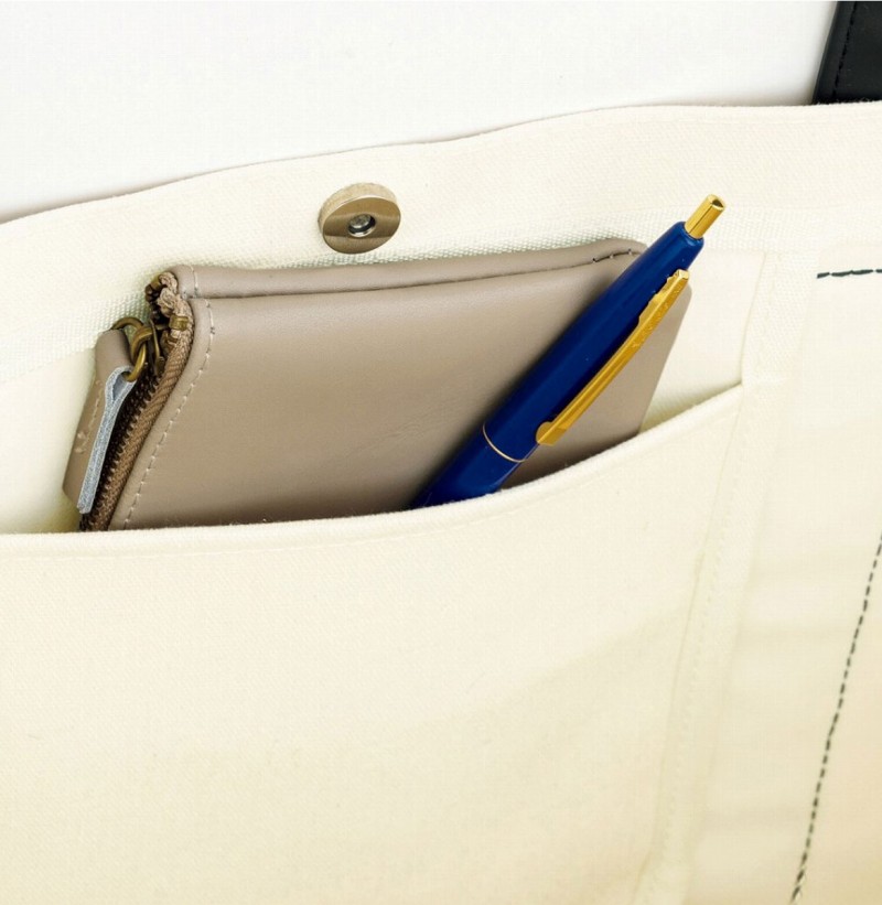 ラバーブーツを思わせる帆布調とラバー調の異素材を組み合わせたトートバッグ「AIGLE TOWN⇔OUTDOOR TOTE BAG BOOK」。サイズは約34～48×15×32cm（幅×奥行き×高さ）、取り外し可能なショルダーストラップの長さ115cm、チャームは青