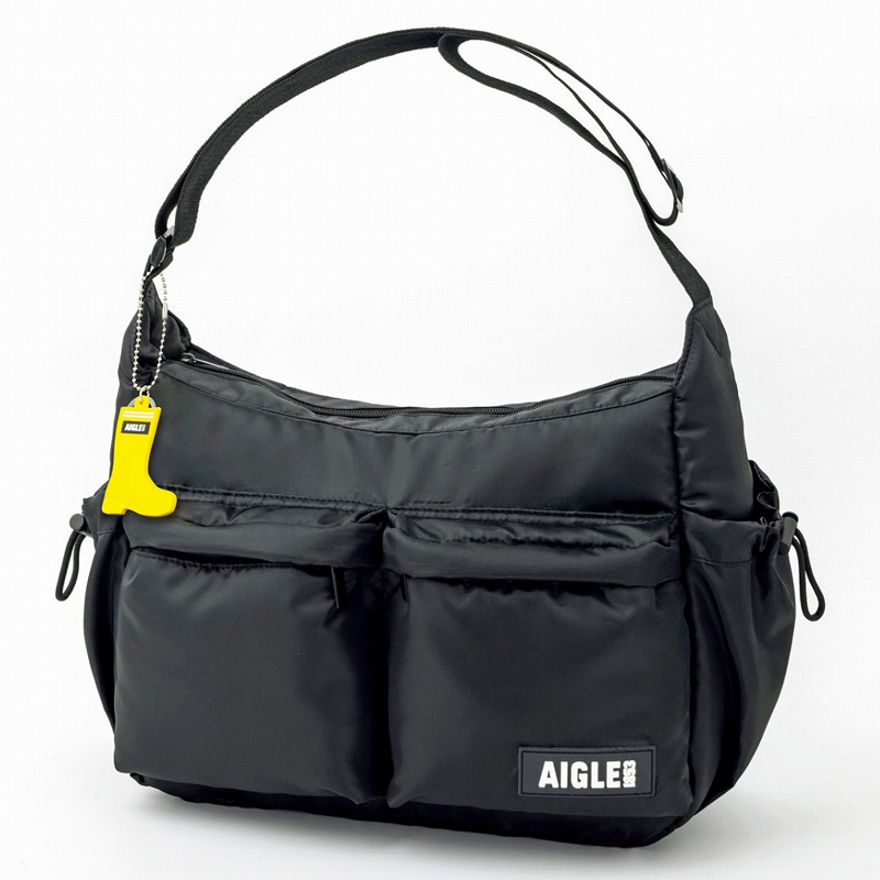 タフタ調のレイヤー生地で高見えする軽量ビッグショルダーバッグ「AIGLE TOWN⇔OUTDOOR BIG SHOULDER BAG BOOK」。サイズは約31×14×22cm（幅×奥行き×高さ）、ショルダーストラップの長さ120cm、チャームは黄