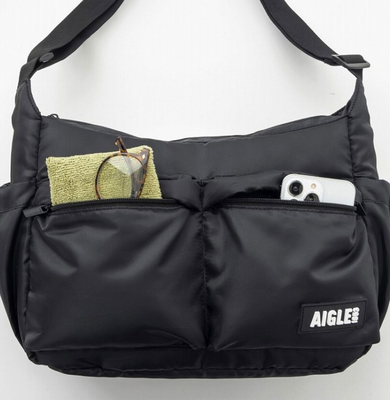 タフタ調のレイヤー生地で高見えする軽量ビッグショルダーバッグ「AIGLE TOWN⇔OUTDOOR BIG SHOULDER BAG BOOK」。サイズは約31×14×22cm（幅×奥行き×高さ）、ショルダーストラップの長さ120cm、チャームは黄