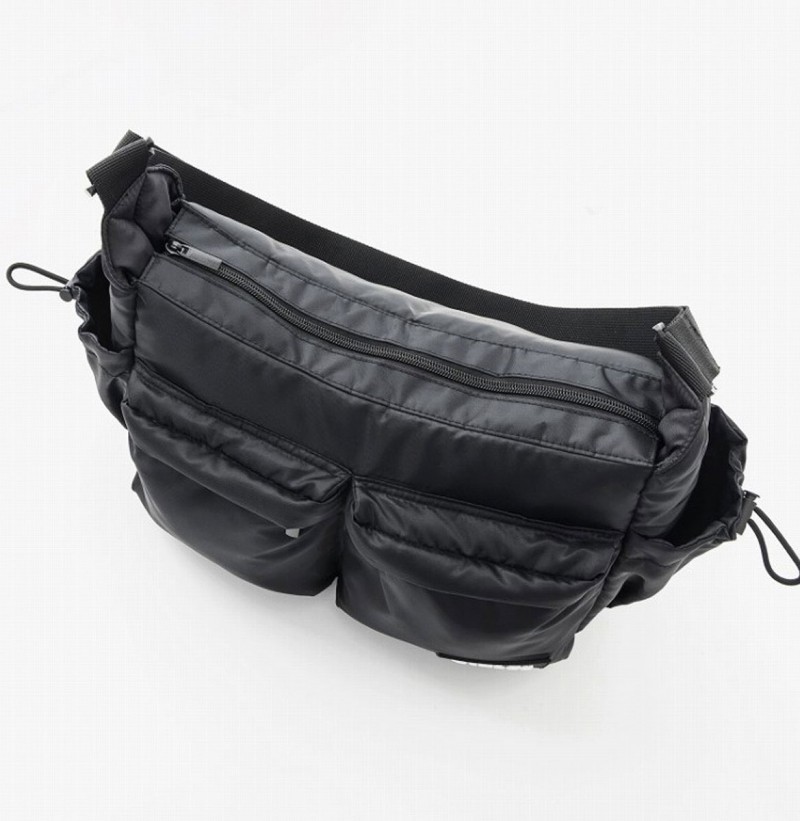 タフタ調のレイヤー生地で高見えする軽量ビッグショルダーバッグ「AIGLE TOWN⇔OUTDOOR BIG SHOULDER BAG BOOK」。サイズは約31×14×22cm（幅×奥行き×高さ）、ショルダーストラップの長さ120cm、チャームは黄