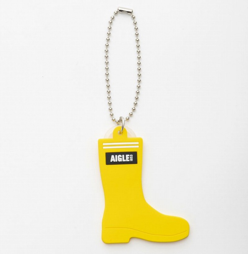 タフタ調のレイヤー生地で高見えする軽量ビッグショルダーバッグ「AIGLE TOWN⇔OUTDOOR BIG SHOULDER BAG BOOK」。サイズは約31×14×22cm（幅×奥行き×高さ）、ショルダーストラップの長さ120cm、チャームは黄