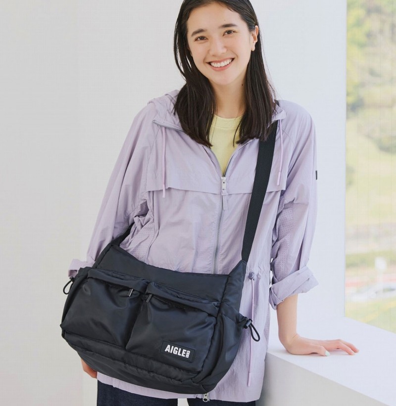タフタ調のレイヤー生地で高見えする軽量ビッグショルダーバッグ「AIGLE TOWN⇔OUTDOOR BIG SHOULDER BAG BOOK」。サイズは約31×14×22cm（幅×奥行き×高さ）、ショルダーストラップの長さ120cm、チャームは黄