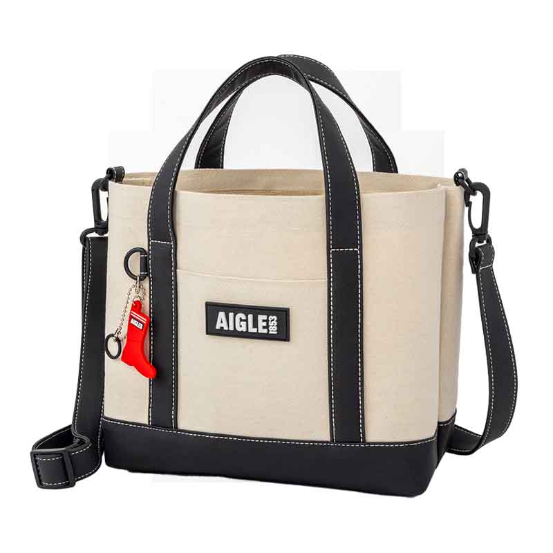 ファミリーマート限定のミニトートバッグ「AIGLE TOWN⇔OUTDOOR MINI TOTE BAG BOOK」は、6つのポケット付きで整理整頓しやすいデザイン。サイズは約33×11.5×22cm（幅×奥行き×高さ）、取り外し可能なショルダーストラップの長さ128cm、チャームは赤
