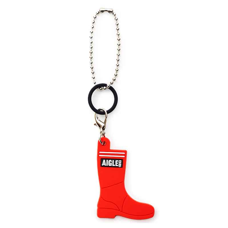 ファミリーマート限定のミニトートバッグ「AIGLE TOWN⇔OUTDOOR MINI TOTE BAG BOOK」は、6つのポケット付きで整理整頓しやすいデザイン。サイズは約33×11.5×22cm（幅×奥行き×高さ）、取り外し可能なショルダーストラップの長さ128cm、チャームは赤