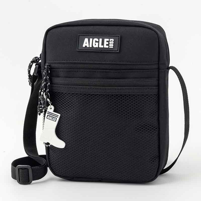 ファミリーマート限定のライトショルダーバッグ「AIGLE TOWN⇔OUTDOOR LIGHT SHOULDER BAG BOOK」は、コンパクトながら600mLペットボトルが縦に入る収納力で、撥水加工生地。サイズは約16×4.5×20.5cm（幅×奥行き×高さ）、ショルダーストラップの長さ128cm、チャームは白