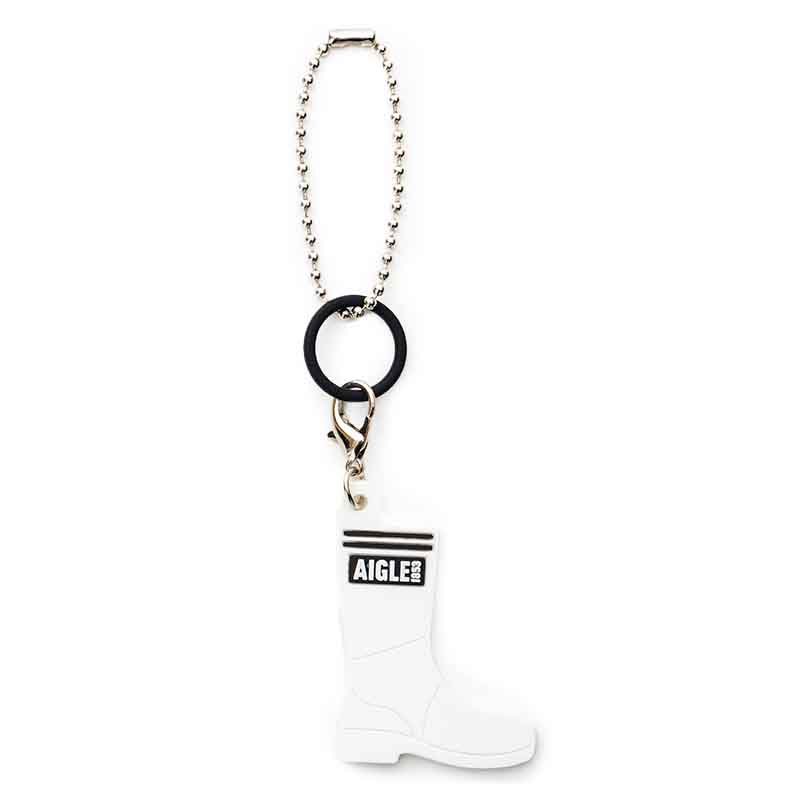 ファミリーマート限定のライトショルダーバッグ「AIGLE TOWN⇔OUTDOOR LIGHT SHOULDER BAG BOOK」は、コンパクトながら600mLペットボトルが縦に入る収納力で、撥水加工生地。サイズは約16×4.5×20.5cm（幅×奥行き×高さ）、ショルダーストラップの長さ128cm、チャームは白