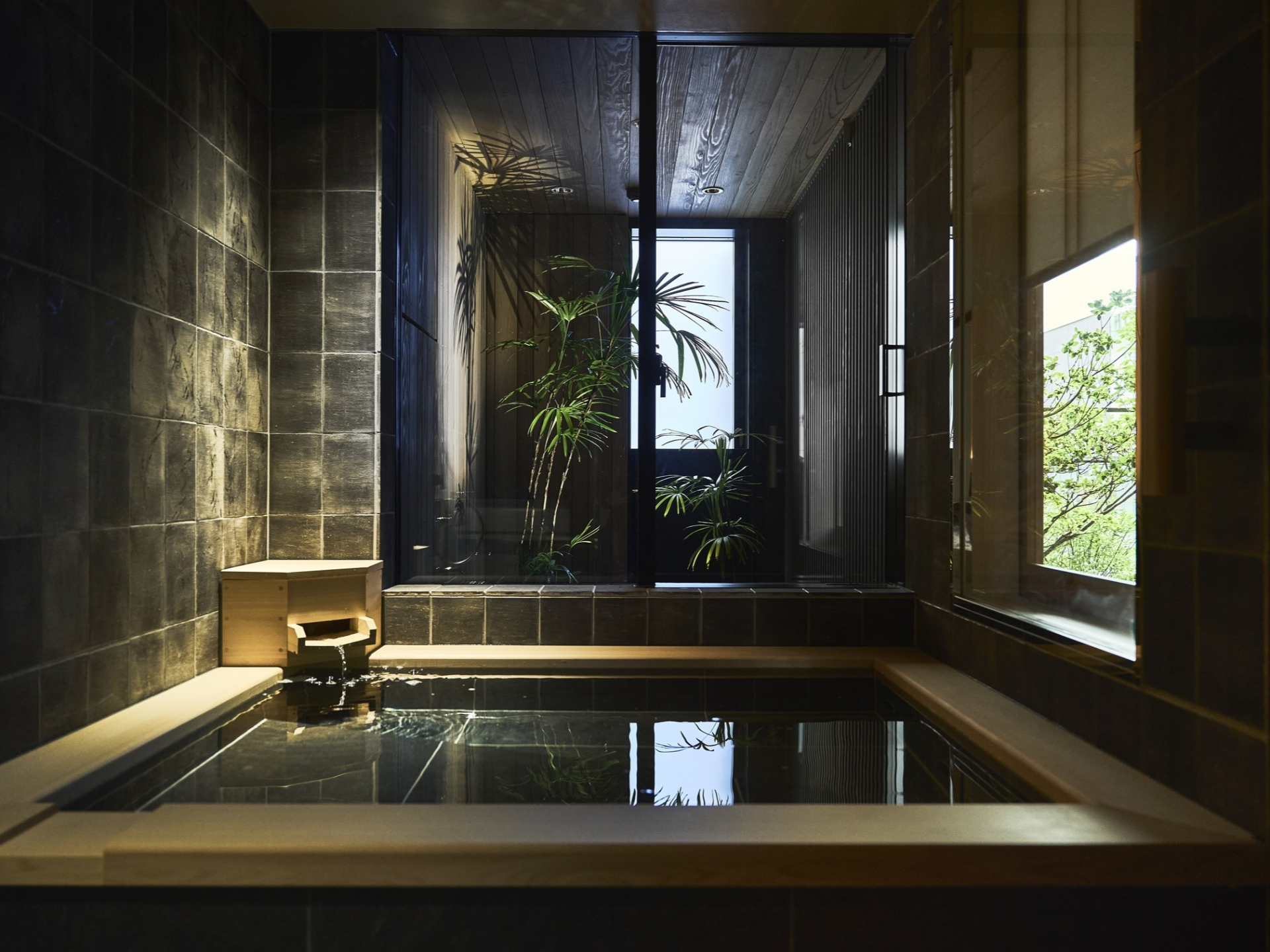 全室に熱海から運んだ天然温泉の客室風呂を備える