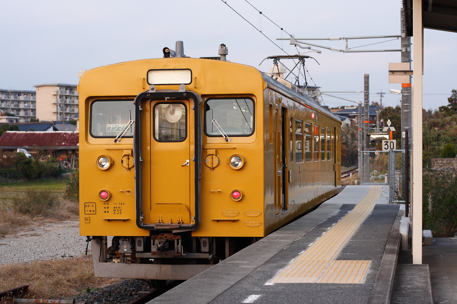 運転本数が少ないことで知られる難物、小野田線・本山支線の終着駅、長門本山駅で。中国地方は、普通列車しか走っていない区間がけっこう多い
