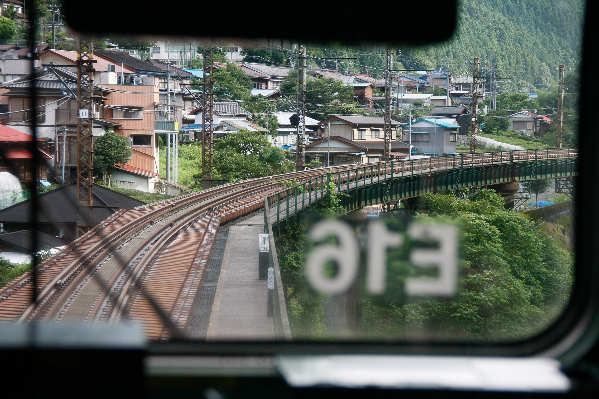 飯田線の名物「渡らない橋」こと第六水窪川橋梁。ここは特急も走っている区間だが、普通列車の方が観察しやすいかもしれない