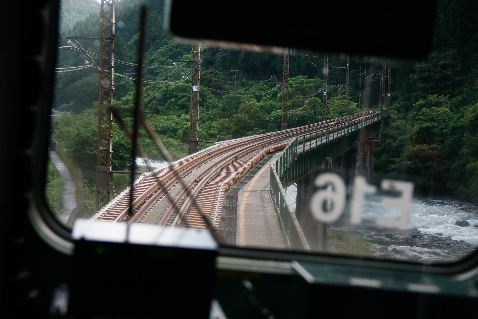 このとおり、対岸に接近しながらも逆戻りして、水窪川を二度、渡る