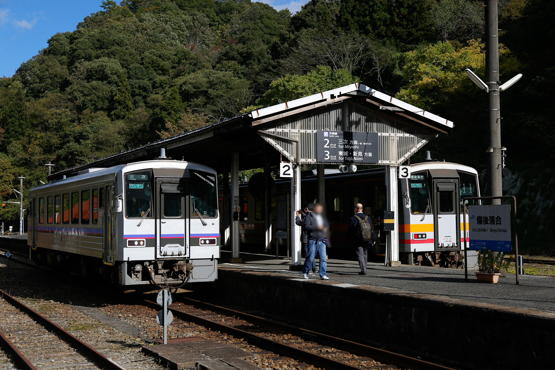午後に、芸備線の新見方面と三次方面、それと木次線の列車が「全員集合」することで知られる備後落合駅。このときは、山間の駅が“同好の士”でいくらかにぎわう