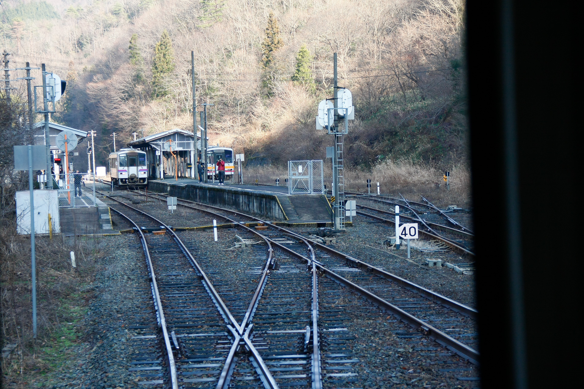 別の日に、備後落合に到着する木次線の車中から眺めた様子。芸備線の2列車はすでに到着している