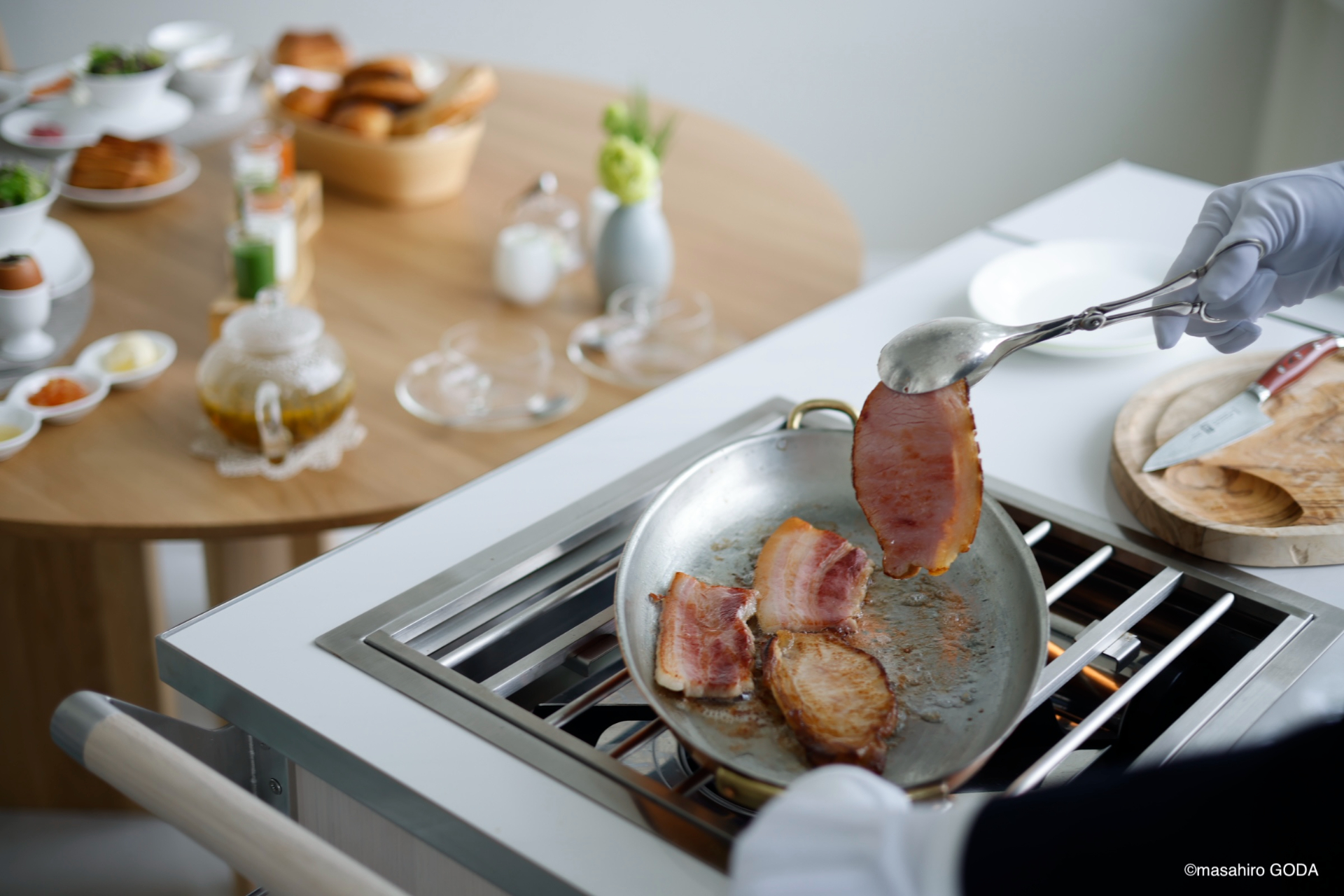 朝食は「Main Dining 白夜」で提供。北海道の野菜や果物、ハムやベーコンなどを使った洋食メニューを味わえる