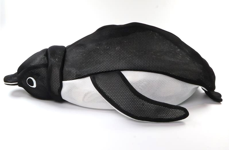 Suicaのペンギンが海のなかを泳いでいるような寝そべり型のランドリーポーチ