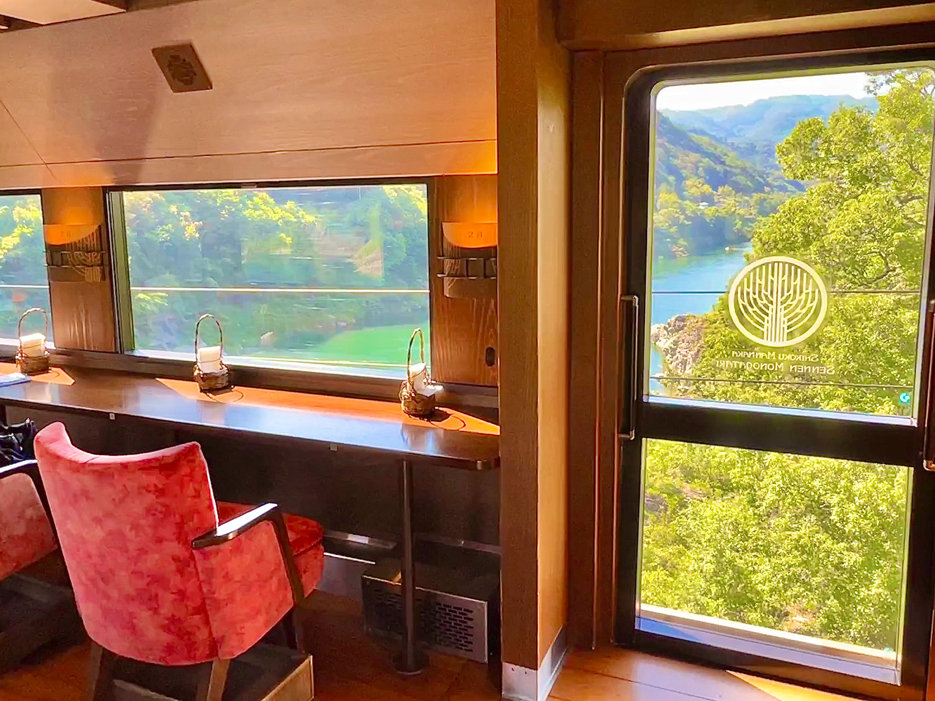 「四国まんなか千年ものがたり」の車窓から望む吉野川