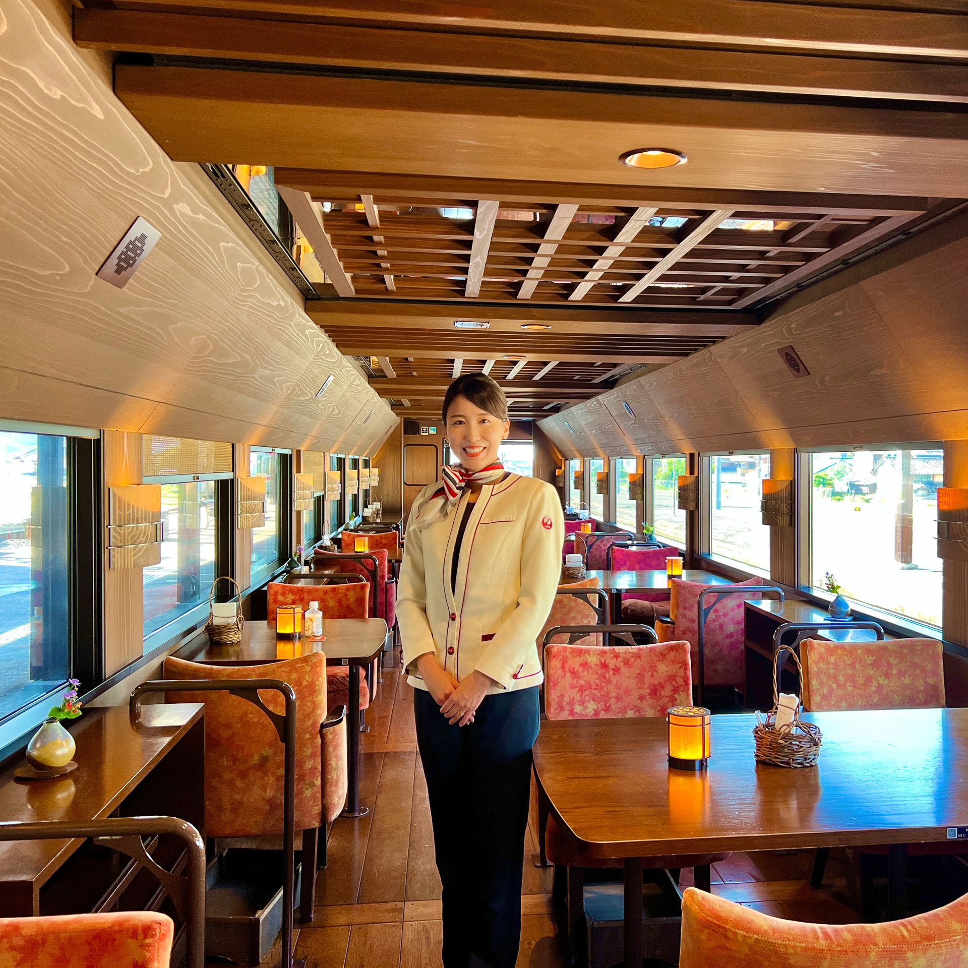 四国まんなか千年ものがたりの3号車「秋彩の章」は色づく山々の紅葉をイメージ