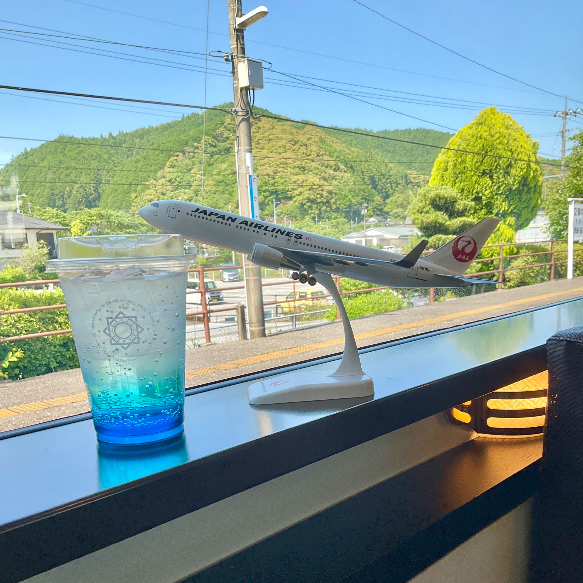 CA岡田のお勧めはノンアルコールカクテル「SORAFUNEライチ味」車体の青色とリンクしている