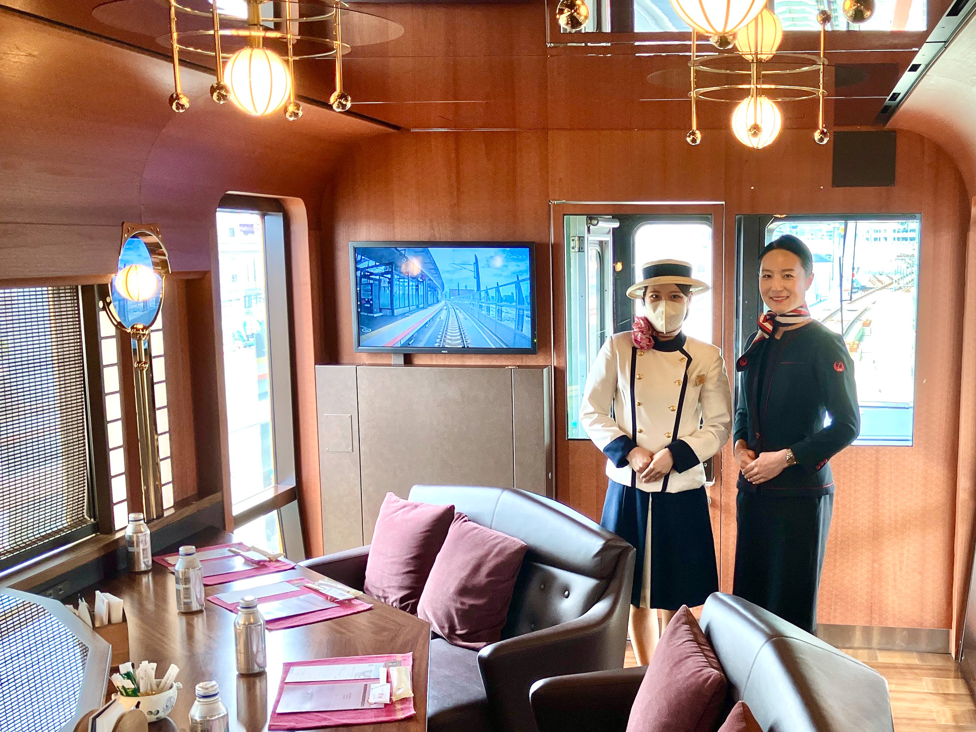 伊予灘ものがたりの車内