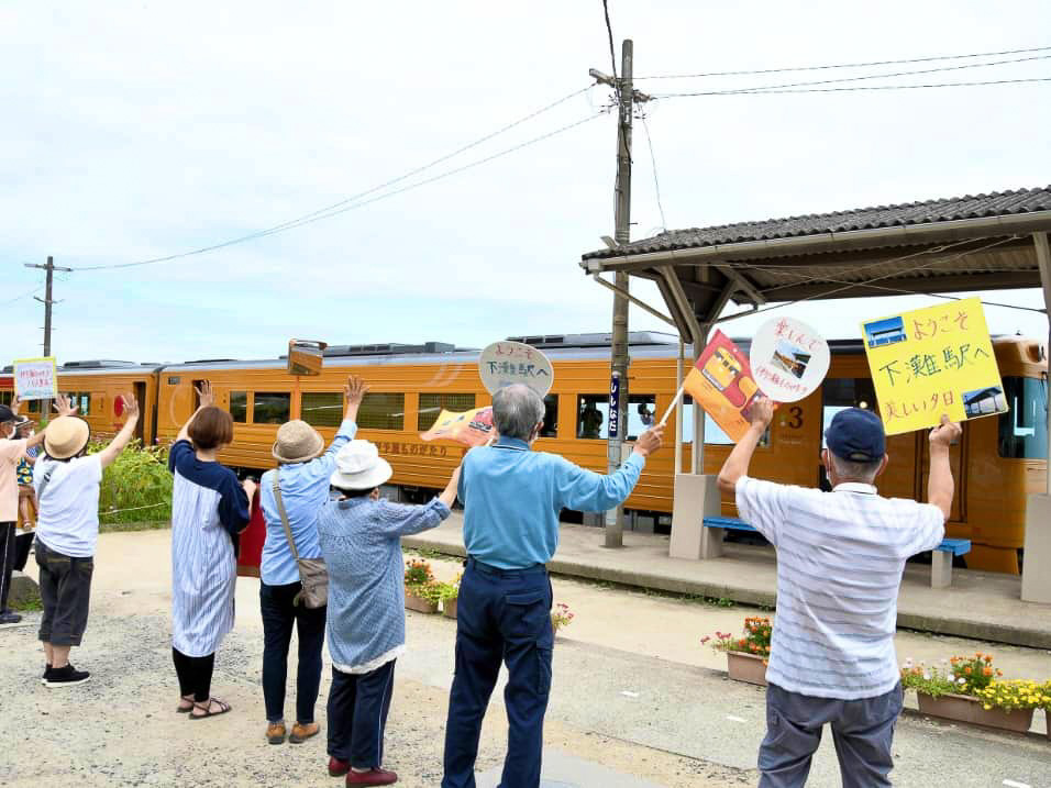 地元の方の温かなお見送りも魅力の1つ（提供：JR四国）