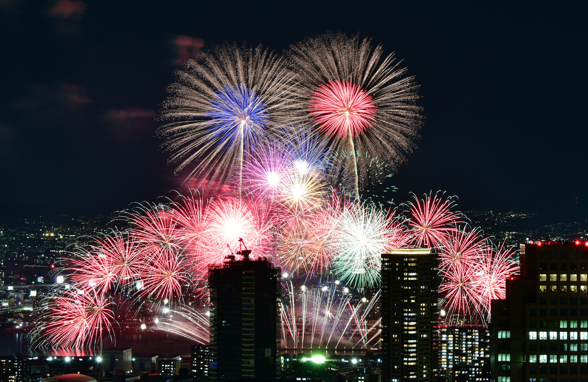 高層階から夜景を一望する「コンラッド大阪」でなにわ淀川花火大会を鑑賞する特別プラン登場