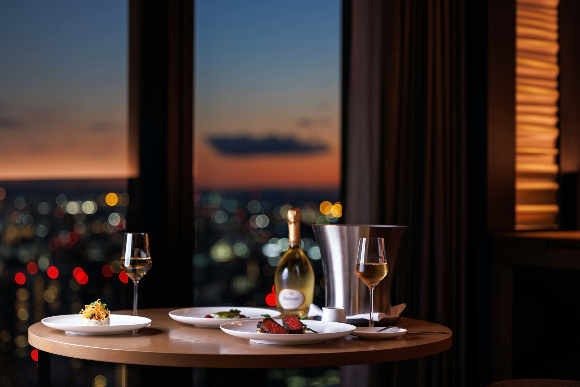 客室で涼みながら味わえる、オプション「ルームサービススペシャルディナーセット」