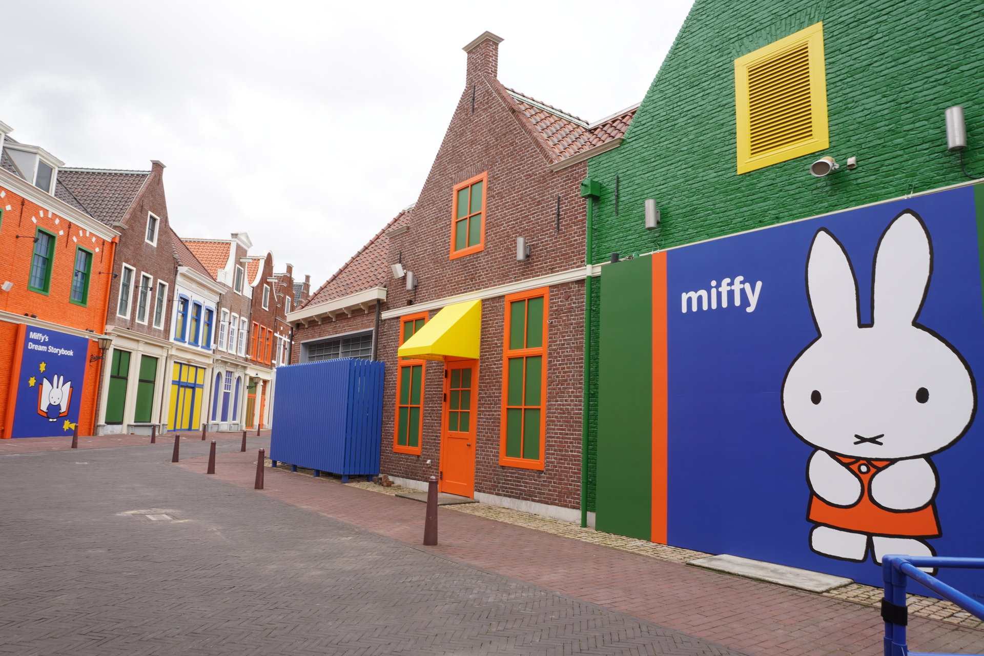 新エリア最大のショップ「ルーベンス・マルシェ」の裏側にある