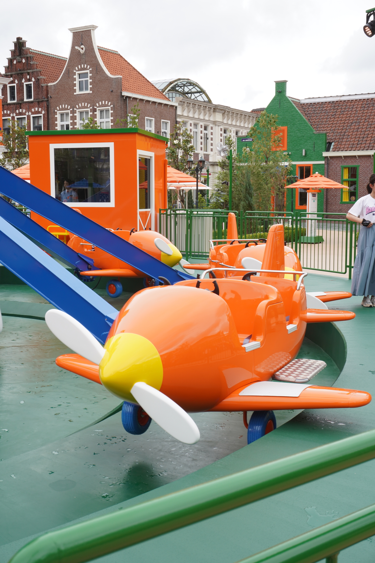 アニメーションと同じ赤い飛行機に乗ろう