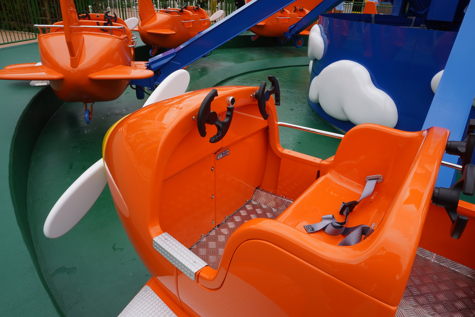 飛行機は4人乗り（大人は前列・後列に各1人まで）