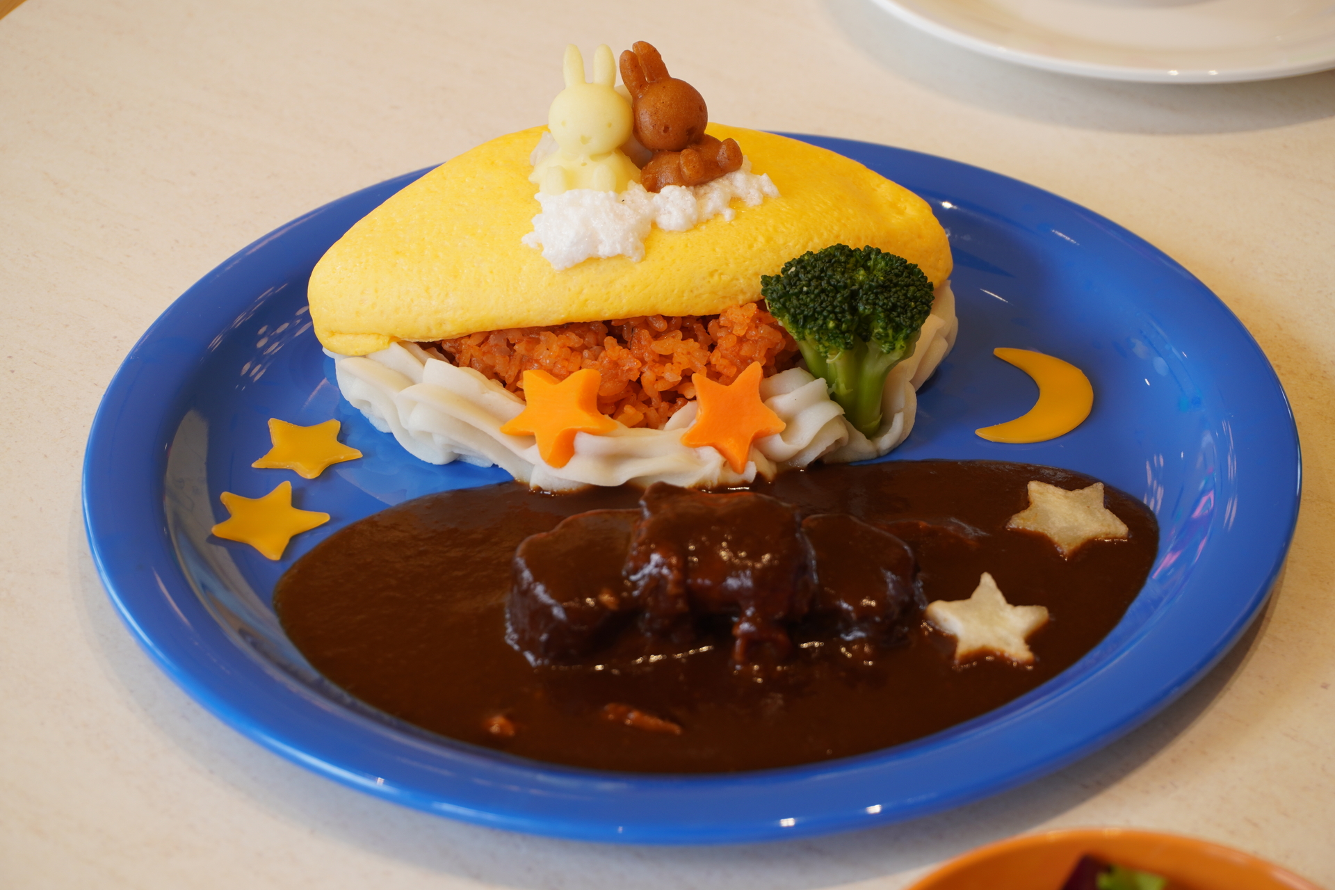 ゴロっとお肉のビーフシチューが添えられた「ミッフィー 夢の中のオムライス」（2200円）