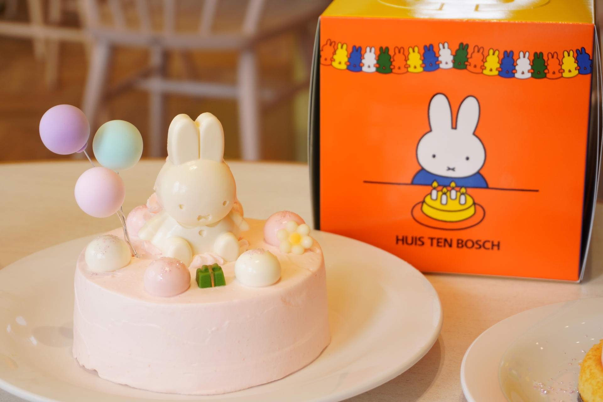 白桃をサンドした生クリームのホールケーキ「ミッフィーのセレブレーションケーキ」（単品3000円、ボックス付き3300円）