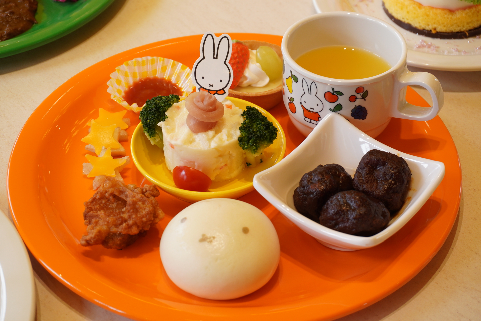 からあげやポテトサラダなど、子供が大好きなメニューを盛り合わせた「ミッフィーのお子様パーティープレート」（1800円）