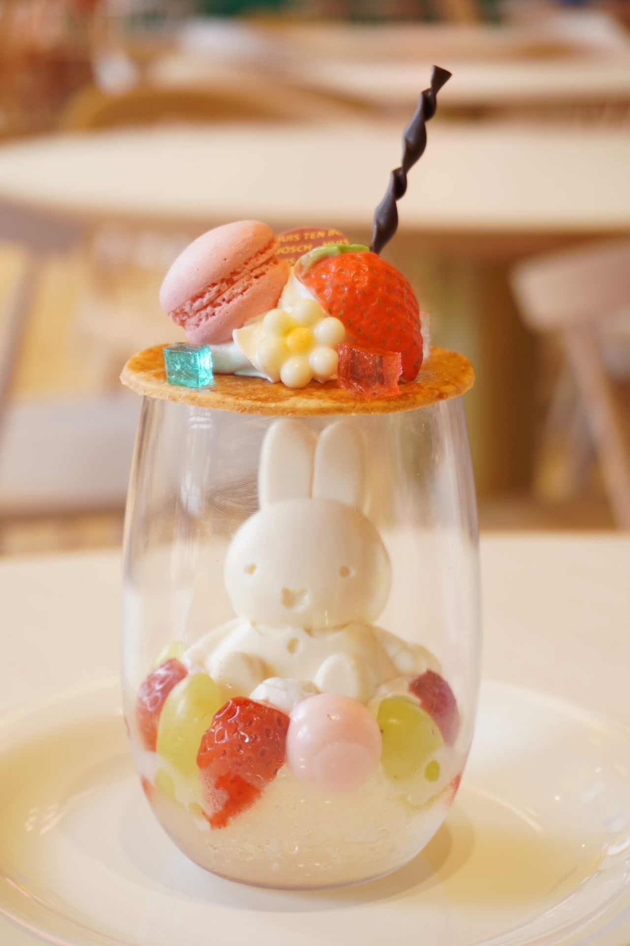 サクサクのガレットを崩してムースと食べる「おかしのくにのミッフィーパフェ」（1700円）