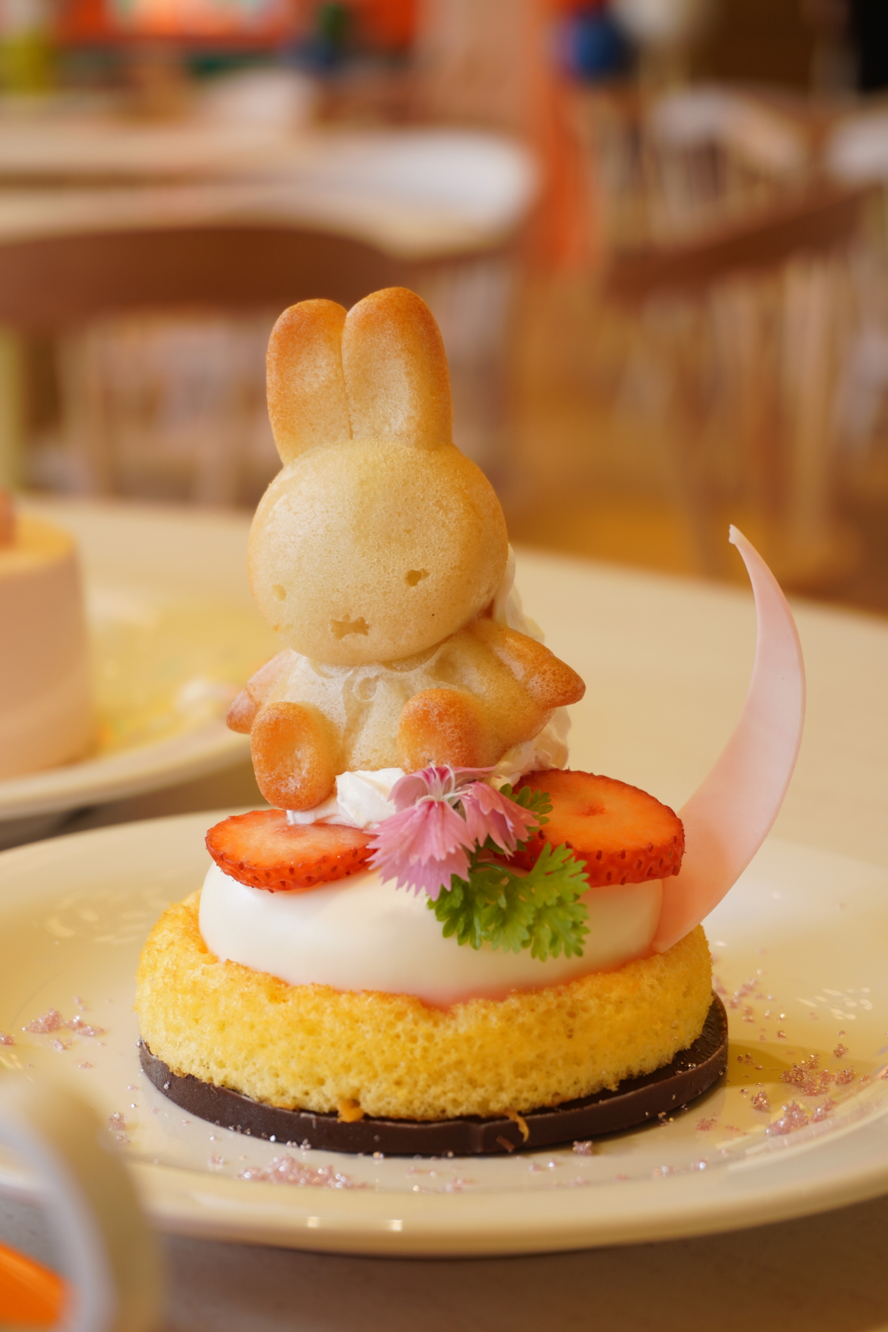 バニラムースを雲に見立てた「雲にのったミッフィーフィナンシェ」（1500円）