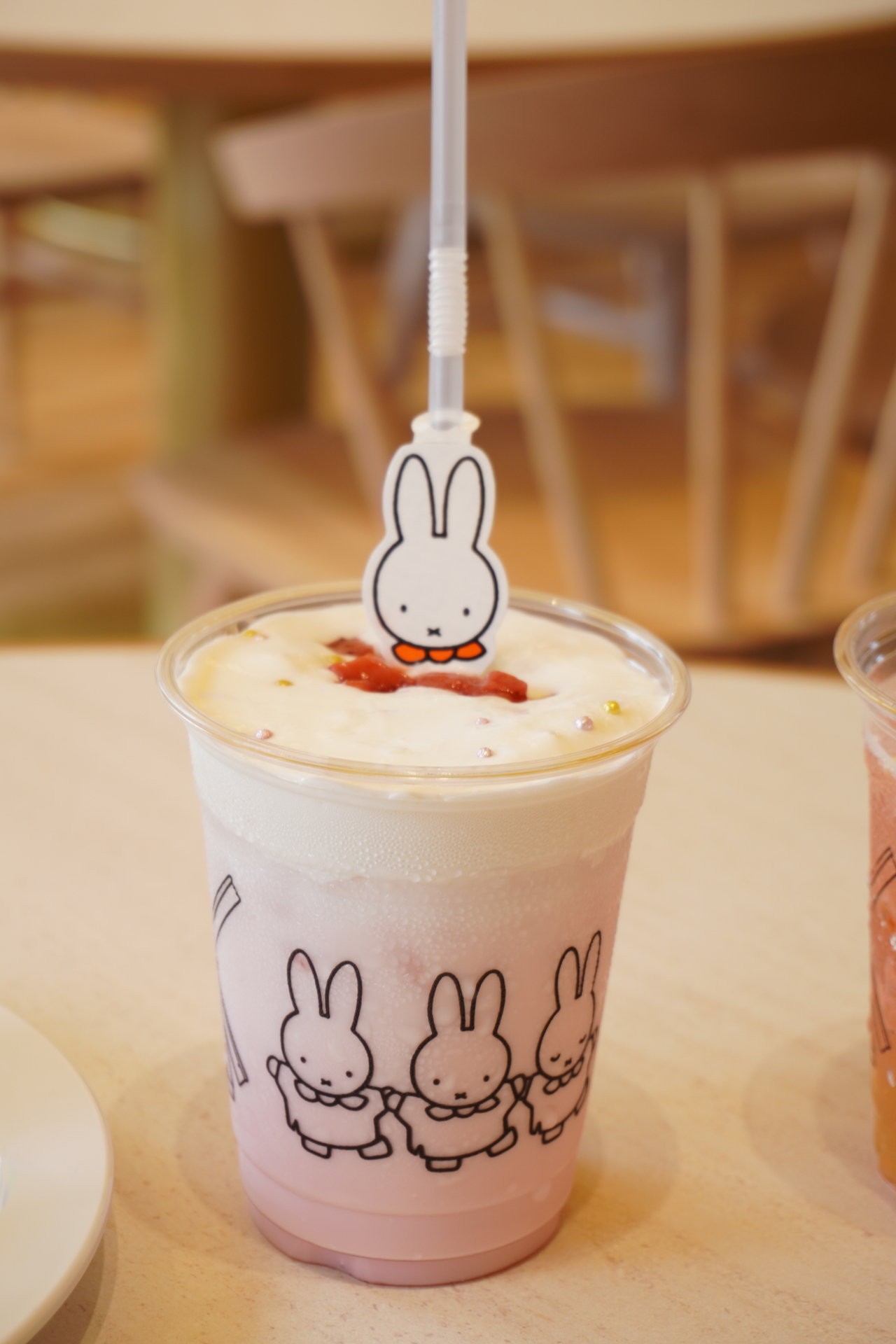 いちごとミルクの甘さがしっかりめな「ミッフィーのセレブレーションいちごラテ」（800円）